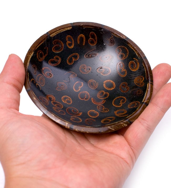 バリのシナモン飾り皿 丸小皿の商品写真 4枚目 手に取るとこれくらいの大きさです。