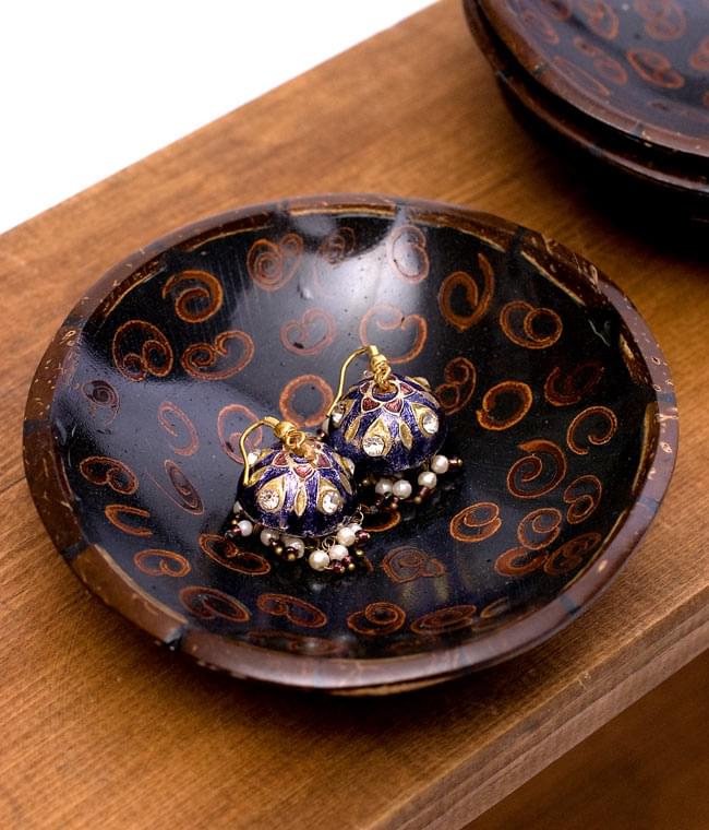 バリのシナモン飾り皿 丸小皿の商品写真 5枚目 ピアスを載せてみました。ナチュラルな質感ですので、他にも色々な雑貨を入れたり小皿としてお楽しみ頂けます。