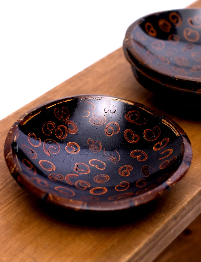 バリのシナモン飾り皿 丸小皿の商品写真 1枚目 優しい香りがほのかに漂う小皿です