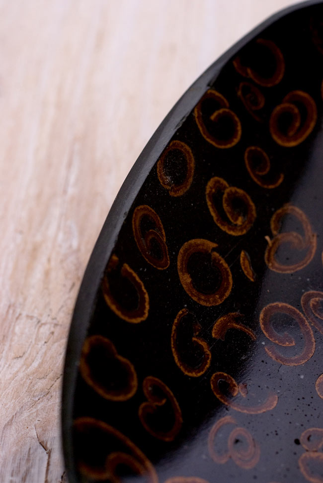 バリのシナモン飾り皿 楕円小皿 の商品写真 3枚目 縁の部分を見てみました