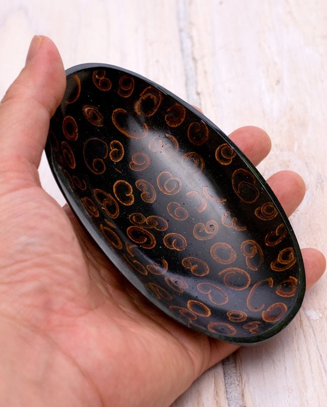 バリのシナモン飾り皿 楕円小皿 の商品写真 5枚目 手に取るとこれくらいの大きさです