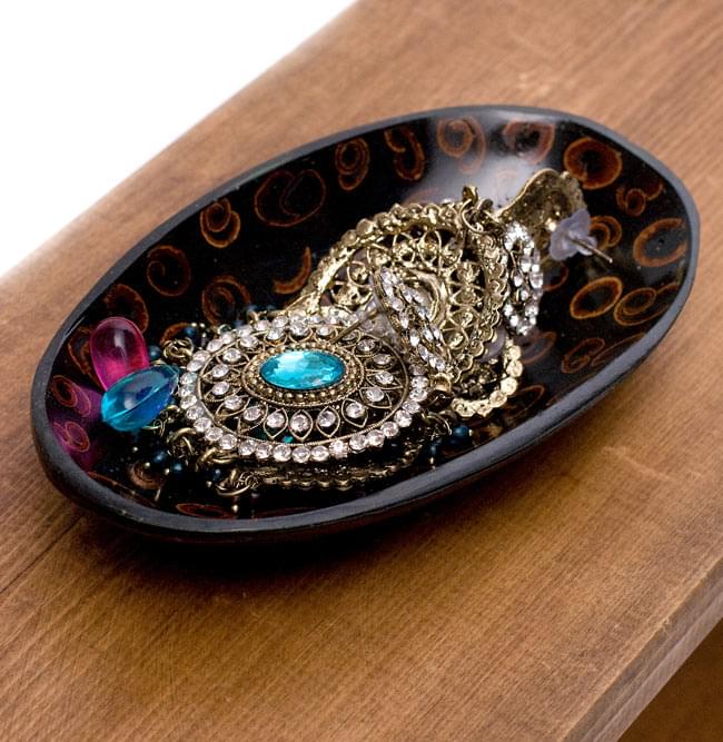 バリのシナモン飾り皿 楕円小皿 の商品写真 6枚目 ここではジュエリー類を入れてみましたが、色々な使い道のある小皿です