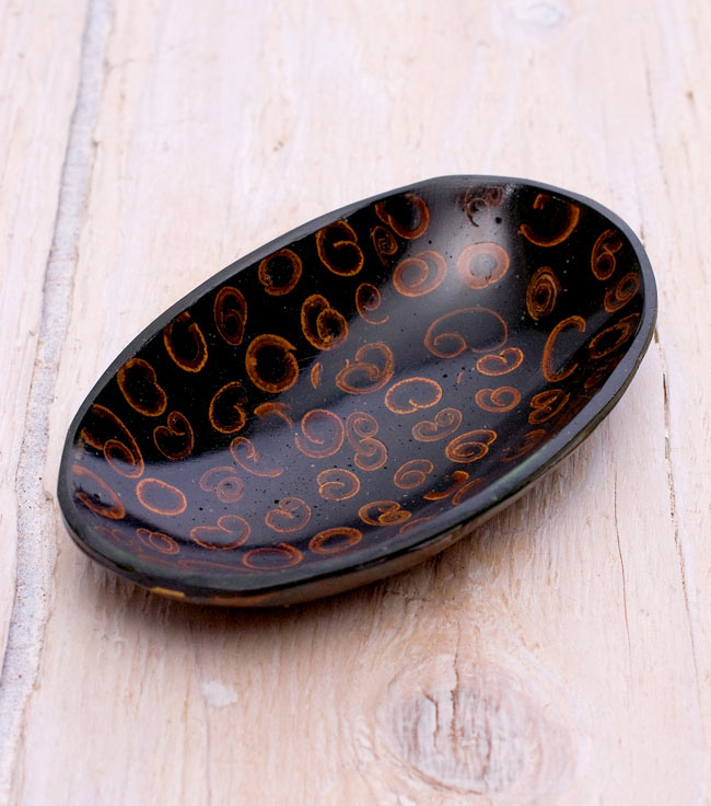 バリのシナモン飾り皿 楕円小皿 の商品写真 1枚目 斜め上から見てみました