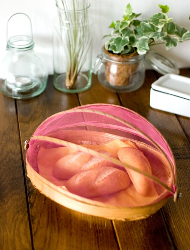 ネット付きアジアン籠　楕円  ピンク 5 - パンを入れてみました！おしゃれでとても美味しそうです！朝食タイムがワクワクしますね。※こちらは実際のお色と異なります。