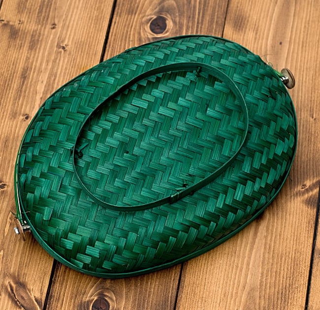 ネット付きアジアン籠 楕円・中 グリーン 3 - 裏面です。台座があるのでグラグラせずに使いやすいです。