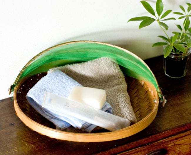 ネット付きアジアン籠 楕円・中 グリーン 7 - ナチュラルなデザインなので、テーブルの上で邪魔しません。※こちらは実際のお色と異なります。