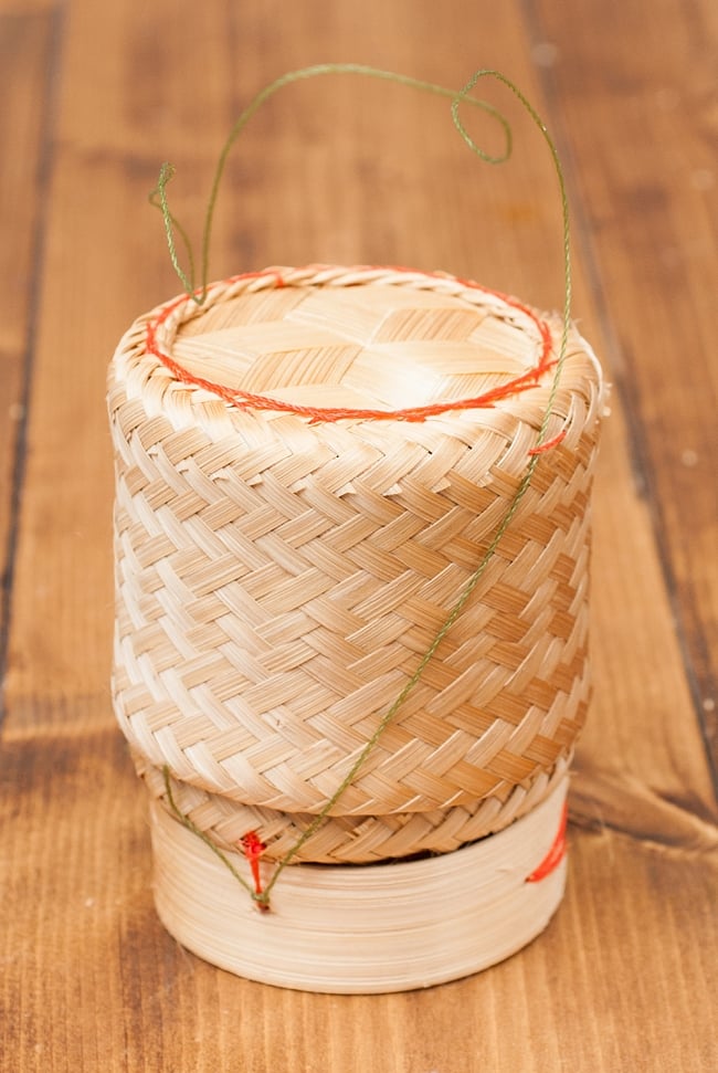 タイの竹製ごはんケースの写真1枚目です。全体写真です。タイの職人が一つ一つ手編みで作っているご飯ケースです。籠,竹籠,米,タイライス,カゴ,ライス,カトラリー,食器,
