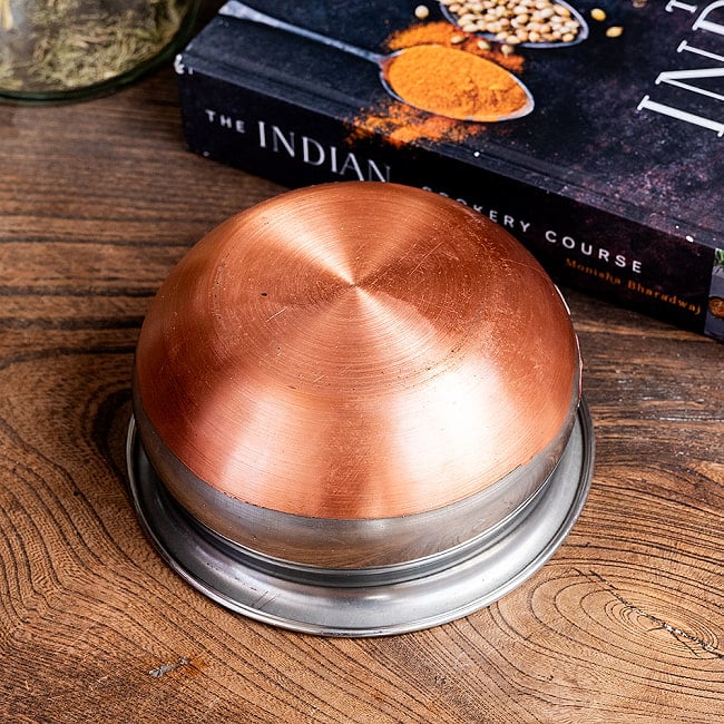 ハンディ - インドの鍋〔直径：約13.3cm　約600ml〕 4 - 裏面はこのようになっております。底面は伝導率を高める為、銅が使われております。
