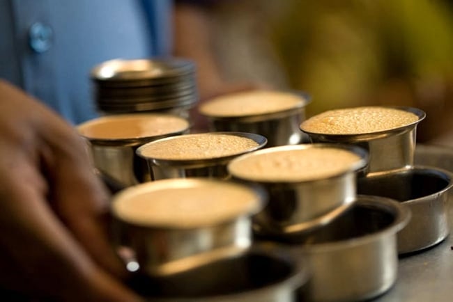 南インドのコーヒーカップとソーサーセット〔直径:約9.5cm〕 8 - 現地ではよく泡立てたコーヒーが飲まれています。photo is by 
<a href="https://www.flickr.com/photos/haynes/2220721963">

 Charles Haynes
</a>

on flickr
