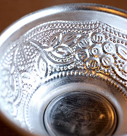 インド伝統唐草エンボスのアルミボウル【直径：約9.3cm】 - サブ3