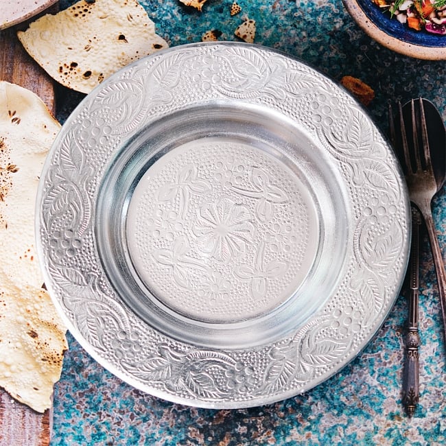 返品不可ワケアリ・インド伝統唐草エンボスのアルミ皿【直径：13cm】 10 - 【お皿の柄 - G】はこちらです。また、柄は若干異なる場合がございます。