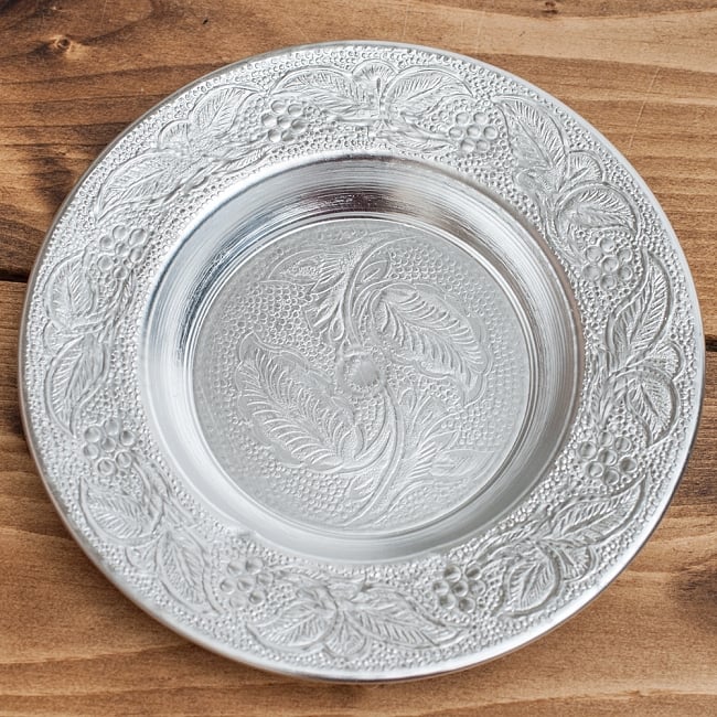 返品不可ワケアリ・インド伝統唐草エンボスのアルミ皿【直径：13cm】 5 - 【お皿の柄 - B】はこちらです。また、柄は若干異なる場合がございます。