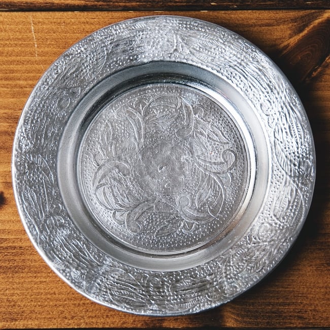 インド伝統唐草エンボスのアルミ皿【直径：13cm】 7 - 【お皿の柄 - D】はこちらです。また、柄は若干異なる場合がございます。