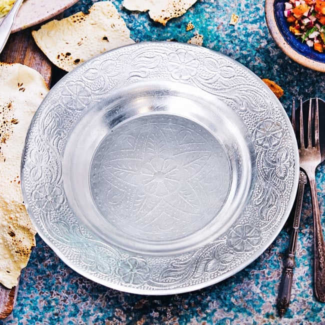 インド伝統唐草エンボスのアルミ皿【直径：13cm】 9 - 【お皿の柄 - F】はこちらです。また、柄は若干異なる場合がございます。