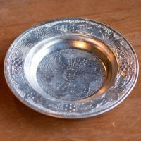 インド伝統唐草エンボスのアルミ皿【直径:13cm】