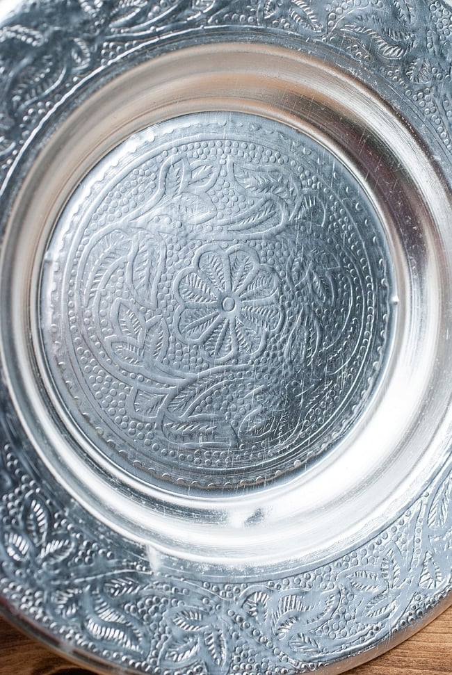 インド伝統唐草エンボスのアルミ皿【直径：16cm】 3 - 裏面の写真です