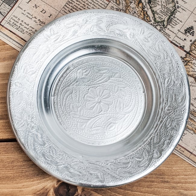 インド伝統唐草エンボスのアルミ皿【直径：16cm】の写真