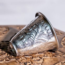 インド伝統唐草エンボスのアルミコップ【高さ：約7.2cm　約100ml】 - サブ4