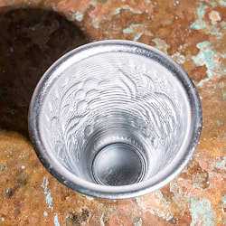 インド伝統唐草エンボスのアルミコップ【高さ：約7.2cm　約100ml】 - サブ5