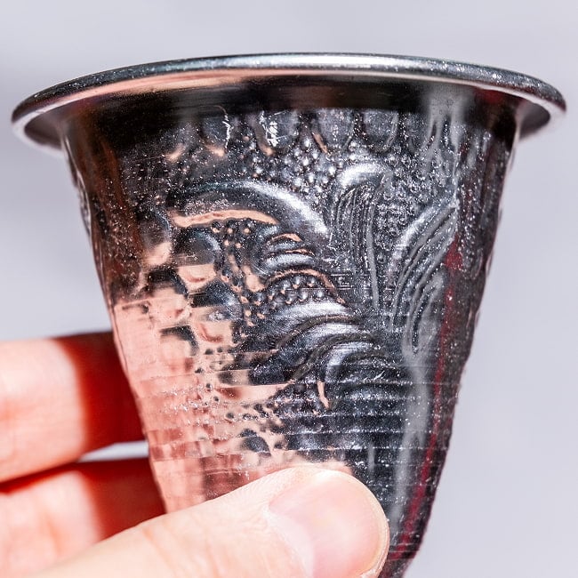 インド伝統唐草エンボスのアルミコップ【高さ：約7.2cm　約100ml】 8 - 拡大写真です