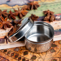 ステンレスのマサラケース・小物入れ[約5cm×約3.5cm　約50ml] - サブ4