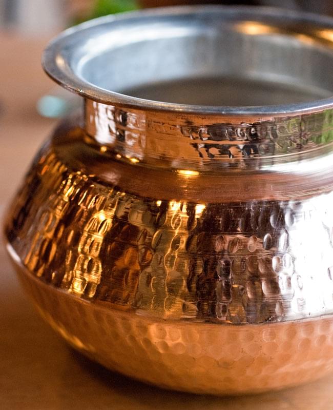 【蓋付き】ハンディカダイ - インドの鍋【直径約15cm】 7 - 光の加減で表情が変わるのも素敵です