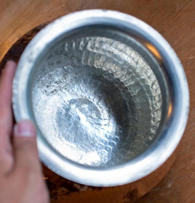 【蓋付き】ハンディカダイ - インドの鍋【直径約15cm】 8 - 中はこのようになっております