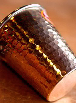 インドの鎚目付き銅装飾コップ【高さ：9.2cm×直径：8cm】 - サブ3