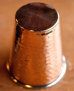 インドの鎚目付き銅装飾コップ【高さ：9.2cm×直径：8cm】 - サブ4