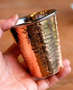 インドの鎚目付き銅装飾コップ【高さ：9.2cm×直径：8cm】 - サブ5