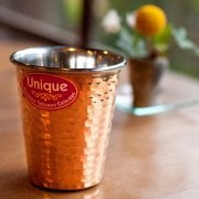 インドの鎚目付き銅装飾コップ【高さ：9.2cm×直径：8cm】