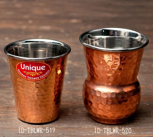 インドの鎚目付き銅装飾コップ【高さ：12cm×直径：8.8cm 約400ml】 6 - 同ジャンル品と並べてみたところです。こちらは右側の商品になります。