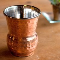 インドの鎚目付き銅装飾コップ【高さ:12cm×直径:8.8cm 約400ml】