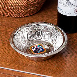 ペイズリーエンボスのアルミ皿【直径：約14.3cm】の商品写真