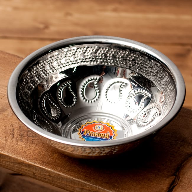 ペイズリーエンボスのアルミ皿【直径：17.5cm】の写真