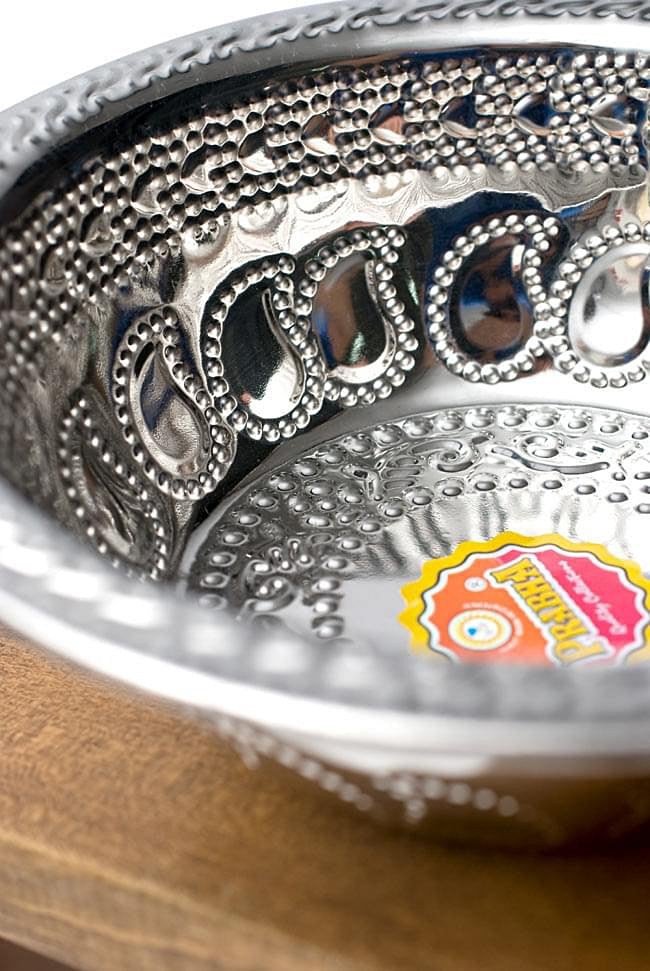 ペイズリーエンボスのアルミ皿【直径：17.5cm】 2 - 近づいて見てみました。きらびやかな紋様が美しいですね。