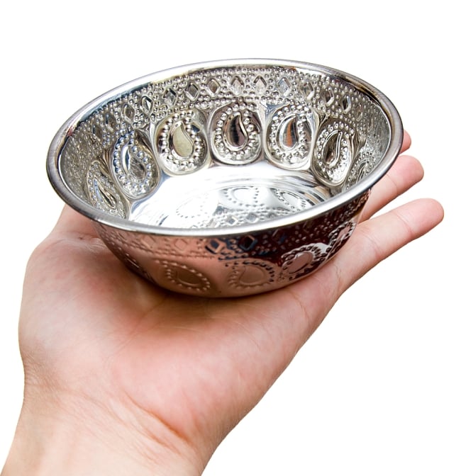 ペイズリーエンボスのアルミ皿【直径：17.5cm】 5 - 手に取るとこれくらいの大きさです。