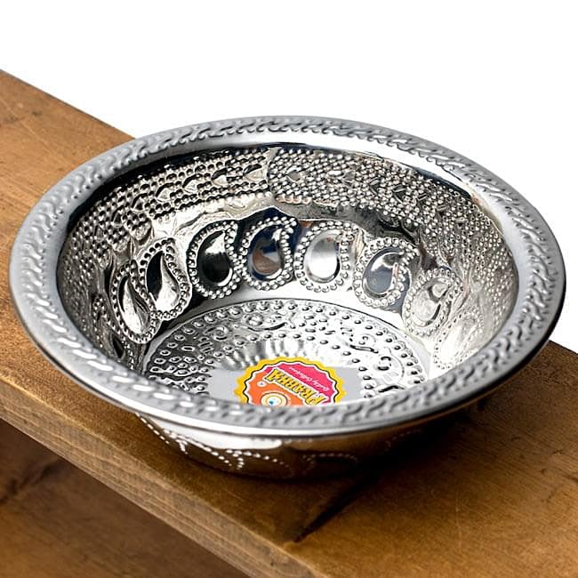 ペイズリーエンボスのアルミ皿【直径：17.5cm】の写真1枚目です。ペイズリー模様を施したアルミの食器です！飾りつき 皿,アルミ ボウル,ボウル,食器,カトラリー