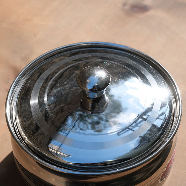 クリシュナポット- インドの鍋・ハンディ【直径約15.5cm】 10 - 取っ手はネジで取り付けてご使用ください。また取っ手デザインは個体さがあり、こちらのような丸みを帯びた形の場合もございます。