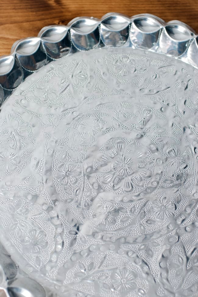 インド伝統唐草エンボスのアルミターリー【直径：36.5cm】 5 - 大きさが35.5cmと大きめのアルミ皿です。