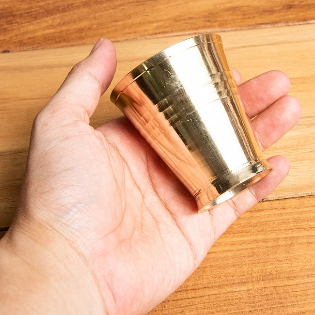 インドの礼拝用 ブラス製 プージャグラス カップ[6.5cm] 6 - このくらいのサイズ感になります