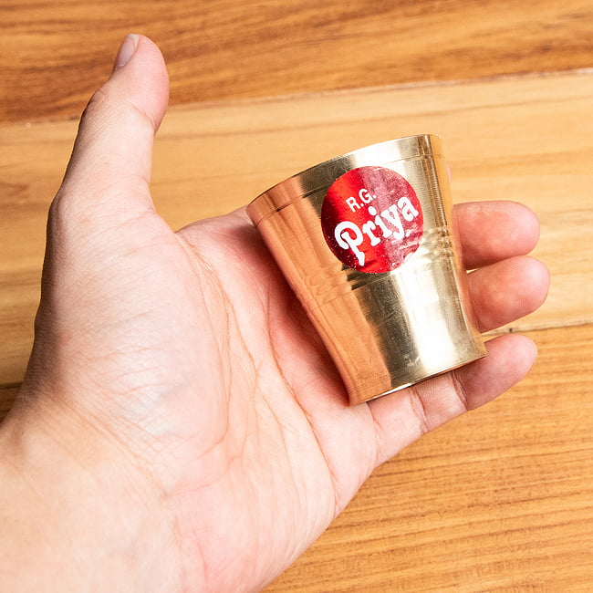 インドの礼拝用 ブラス製 プージャグラス カップ[5.5cm] 6 - このくらいのサイズ感になります