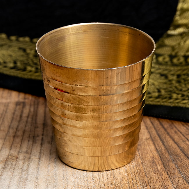 インドの礼拝用ブラス カップ[5cm x 4.5cm]の写真1枚目です。横に入ったラインが綺麗な、ブラス製カップです。礼拝,祭壇,カップ,ヨガ