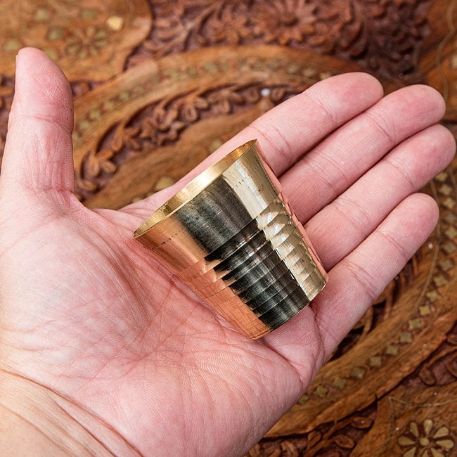インドの礼拝用 ブラス製 プージャグラス カップ[4.6cm] 5 - これくらいのサイズ感になります。