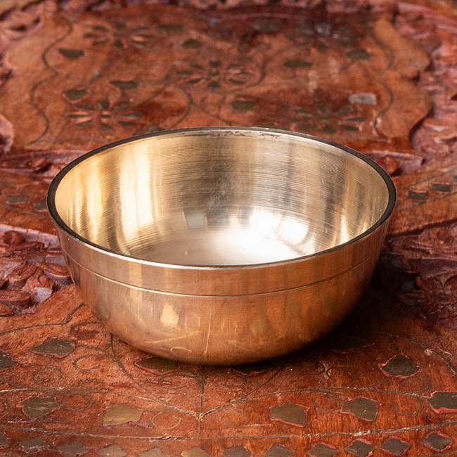 インドの礼拝用 ブラスボウル[7cm]の写真1枚目です。小物いれなどとしても使える、インドの礼拝用 ブラスボウルです。ディヤ,ディワリ,礼拝,祭壇,小物いれ,オイルランプ
