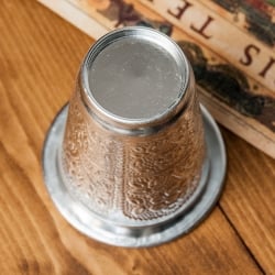 インド伝統唐草エンボスのアルミコップ【高さ：約9.7cm 容量：約300ml】 - サブ4