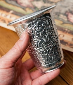 インド伝統唐草エンボスのアルミコップ【高さ：約9.7cm 容量：約300ml】 - サブ5