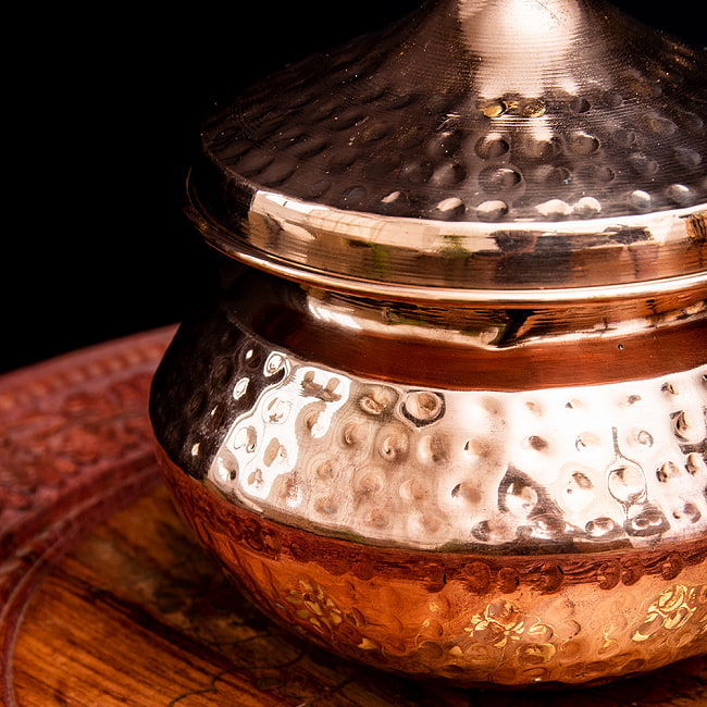 【蓋付き】ハンディカダイ - インドの鍋【直径15cm】 3 - 銅を手打ちで装飾しています。