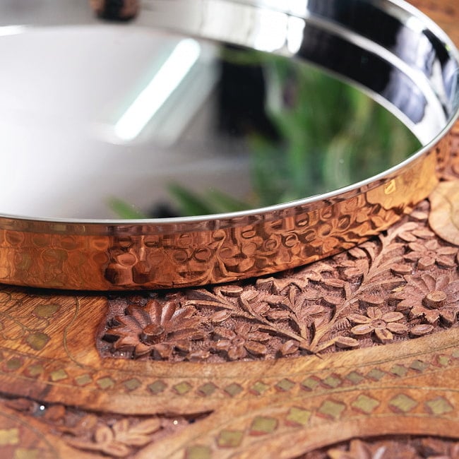 槌目付き 銅装飾のロイヤルターリー(カレー大皿：直径約31cm) 4 - 側面から裏面にかけて、銅で美しく装飾されています