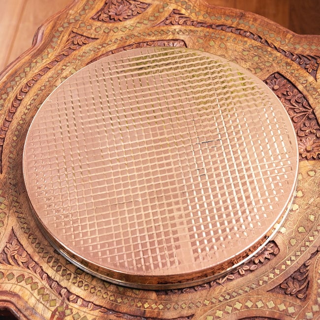 槌目付き 銅装飾のロイヤルターリー(カレー大皿：直径約31cm) 6 - 裏面は見事な装飾。滑り止めとしても機能します。丁寧な仕事が伺えます。